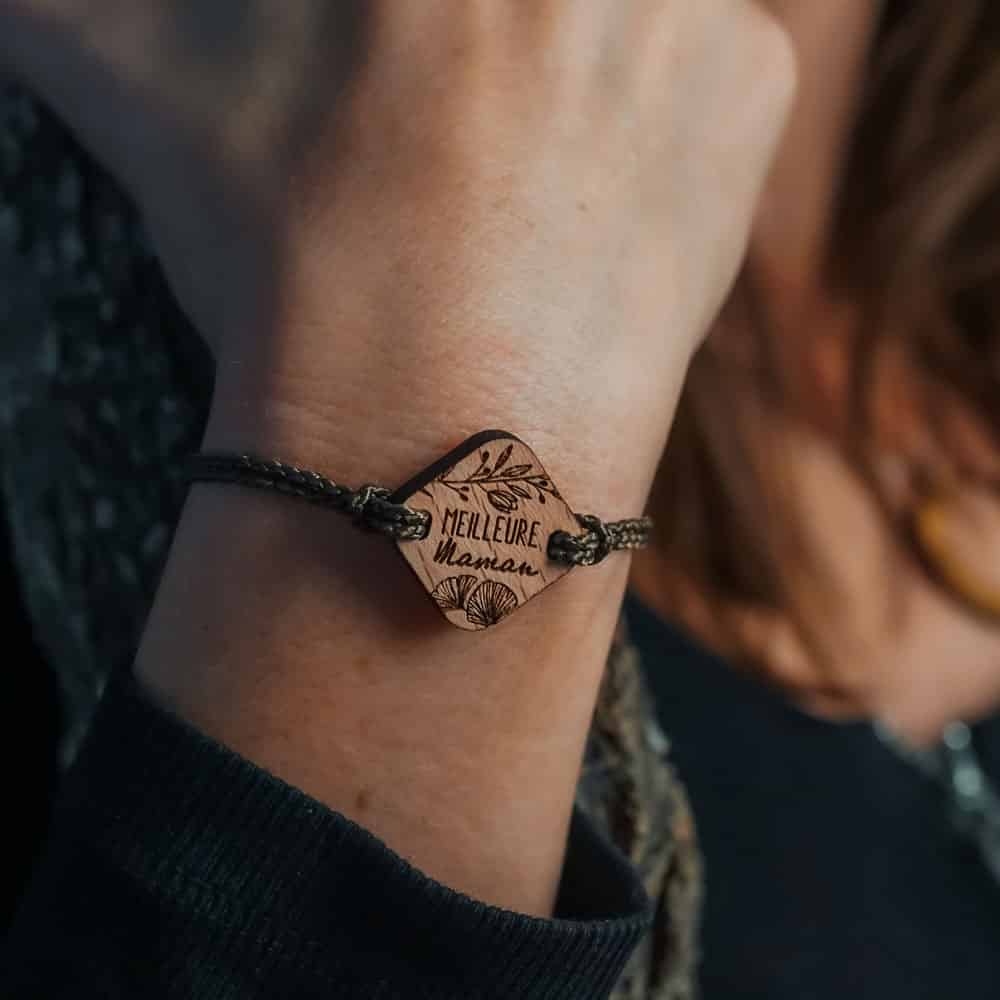 Bracelet en bois spécial fête des mères personnalisable carré